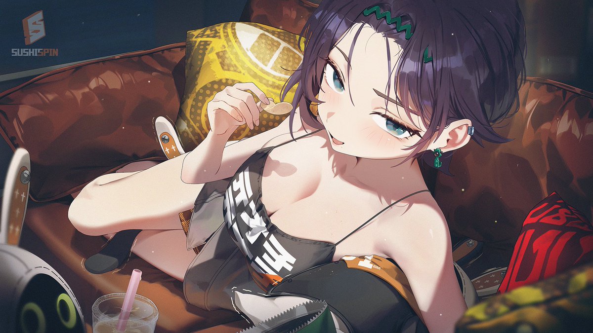 [絕區] 妹妹躺在沙發上吃零食