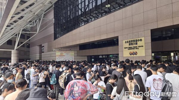[閒聊] 漫博落幕五天破63萬人進場 創三億商機