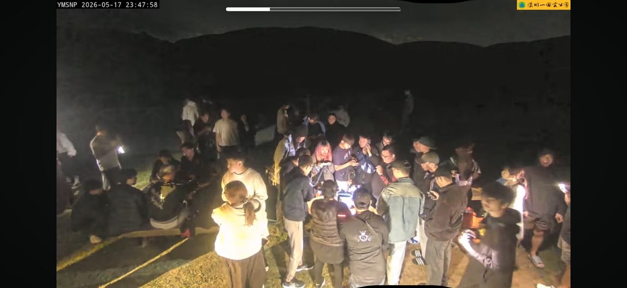 [閒聊] 擎天崗又開始打陀螺了