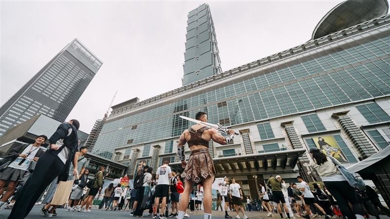 [新聞] 《太空超人》力量之劍快閃遠百信義A13　全民挑戰拔劍成為宇